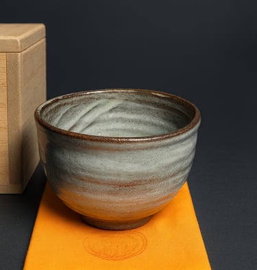 „Japanische Keramik-Teeschale aus handgefertigter Töpferkunst (Chawan) mit natürlicher Glasur, signi