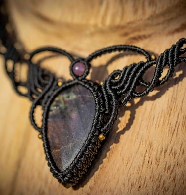 collier chic baroque micromacramé, macramé, fil noir Linhasita, labradorite violette, artisanat français, fait main