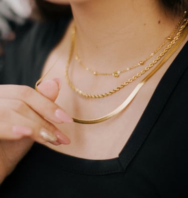 Eleganckie złote naszyjniki na szyi – łańcuszki i celebrytki Say Diamonds