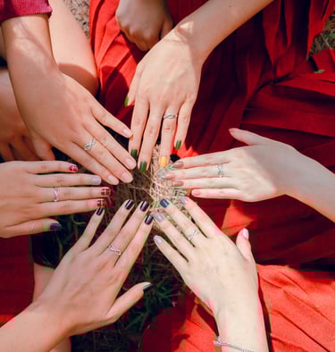 un groupe de femmes avec du vernis sur les mains
