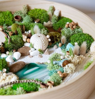 Forêt vue du ciel et lagon une oeuvre en végétaux stabilisés d'Atelier Origine