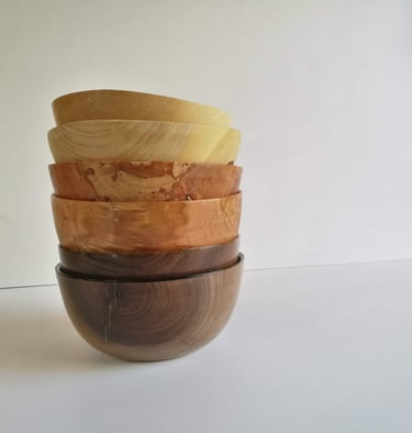6 opeengestapelde houten kommen in 3 verschillende houtsoorten 