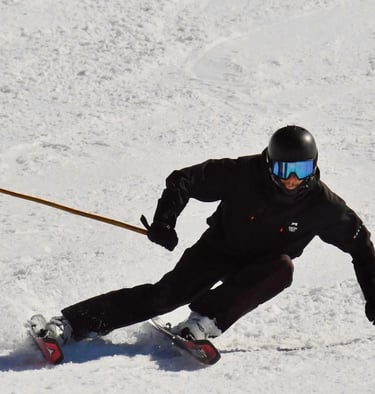 skieur sur piste avec bâtons en bambou alpine legacy