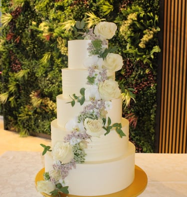 Tarta de boda personalizada de varios pisos con flores naturales, elaborada en Guadalajara