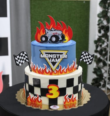 Tarta personalizada Monster Jam de dos pisos para cumpleaños infantil en Madrid