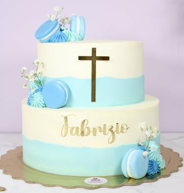 Tarta de comunión personalizada con decoración elegante en tonos azules
