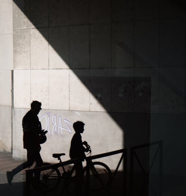reflexion d'un père et de son fils avec son vélo