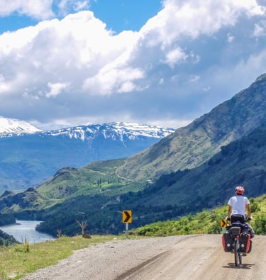 Pedaleando en bicicleta en la carretera austral