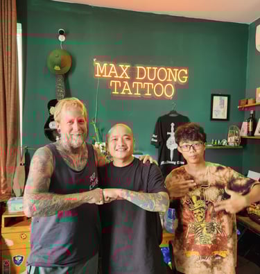 satisfied customer at max duong tattoo shop