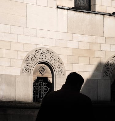 silhouette d'un homme devant la basilique Saint Martin de Tours