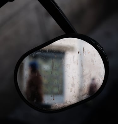 reflexion de silhouettes floues dans un rétroviseur de moto