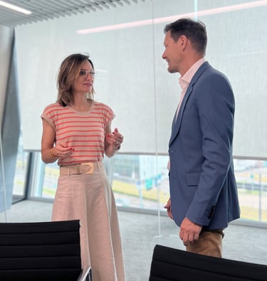 Andreas Frank – Interim CFO in discussion with a company executive
