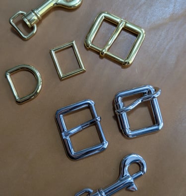 Un assortiment de boucles métalliques aux finitions variées