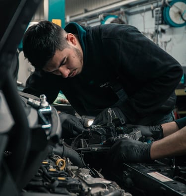 Technicien spécialisé en réparation de boîte de vitesse automatique