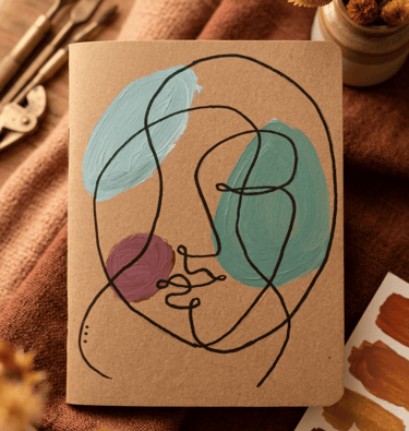 Cara de arte abstracto con líneas pintada a mano en un cuaderno de papel kraft marrón 