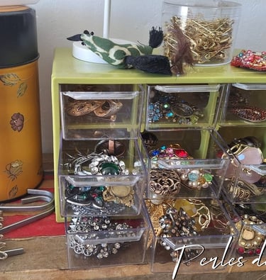JC GAL utilise de nombreux accessoires, perles, et autres objets insolites dans ses broderies