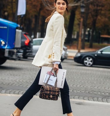 Mulher andando confiante e elegante representando o post sobre estilo pessoal