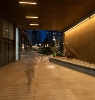 ingreso exterior a edificio , paisajismo e iluminación