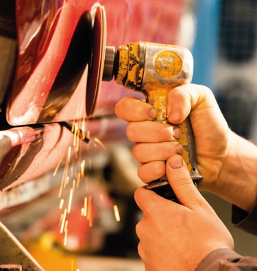 trabajo en la reparación de la chapa de un auto