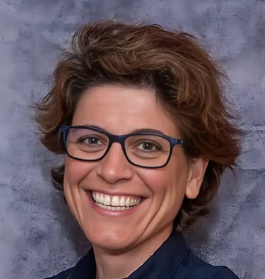 Testimonio de una cliente satisfecha, coach de vida y exjugadora profesional de baloncesto, sonriendo para la cámara.