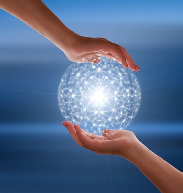 Duas mãos segurando uma esfera de cristal, simbolizando visão estratégica e compromisso