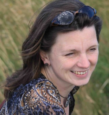 Maira Valentini de profil, sophrologue et art-thérapeute