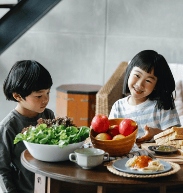 uma família sentada à mesa com comida