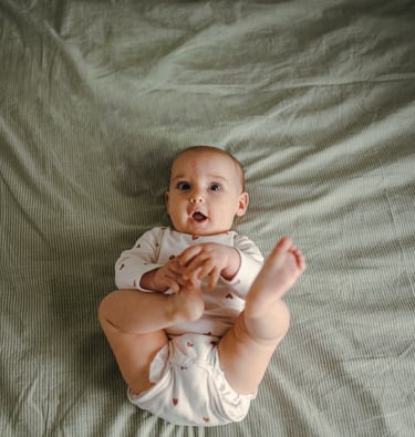 bébé sur un lit lors d'une seance photo famille bordeaux
