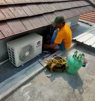 seorang teknisi service ac jogja sedang pengerjaan unit luar outdoor