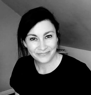 Monochrome portrait of Paula the artist looking at the camera