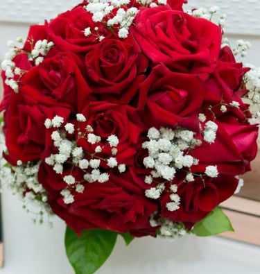 "Bouque de noiva e arranjo de flores"