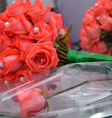 "Bouque de noiva e arranjos de flores para casamento e 15 anos"