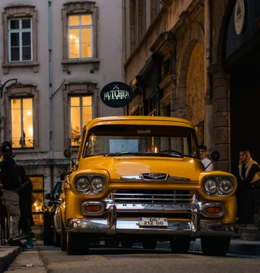Photographie de rue, chevrolet jaune à Lyon par Mihary