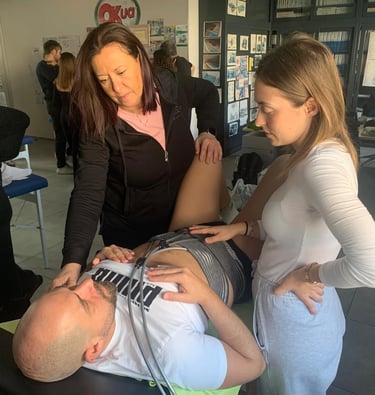 formazione professionale fisioterapia con docente durante corso di riabilitazione e tecniche manuali