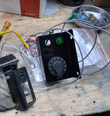 Platine de modernité, warning, témoins lumineux et prise USB