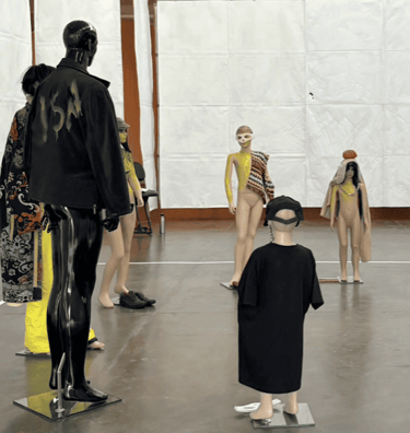 A artista utiliza manequins em tamanho real, vestindo-os com suas próprias roupas usadas.