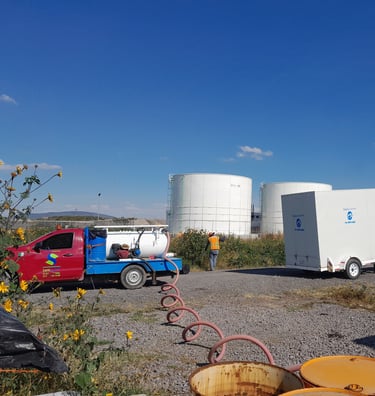 Unidad de sanismart realizando un desazolve de fosa séptica