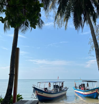 Barche ormeggiate sulla spiagge dell'isola di Penang, in Malesia