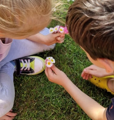 Vaikai žaidžia lauke Ugdymosi erdvėje ,,Ąžuolynas"