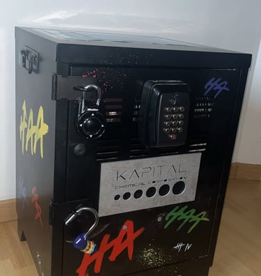 Escape room transportable box super heros