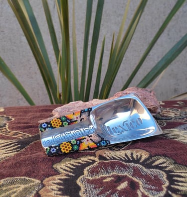 cenicero de pewter y arte huichol