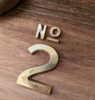 fundicion en bronce y laton, numeros para hotel en metal