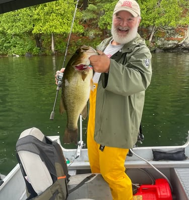 fishing guide in Outaouais lakes with bass