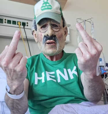 Kunstenaar Henk Tieten met masker in ziekenhuis