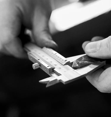 Mains de Yann Franconie, artisan fabricant de luminaires travaillant dans son atelier