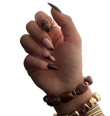 Pose de gel sur ongles naturels avec un nail art marron et doré