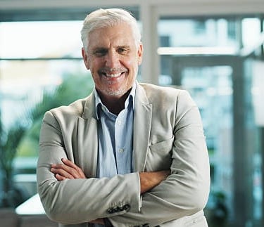 uno de nuestros clientes, hombre, sonriendo.
