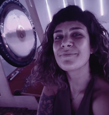 Nailín Sternberg - Yoga restaurativo SabiaKuti