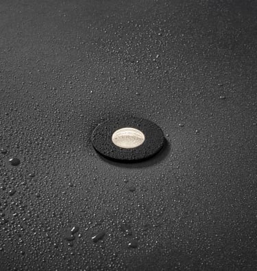 Foco empotrable MINI MINUS ultracompacto en techo oscuro, iluminación discreta