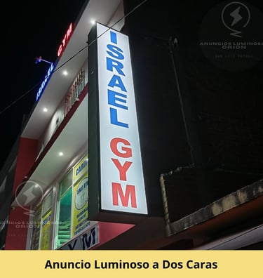 Anuncio Luminoso Tipo Bandera a Dos Caras, con letras a color azul y gris en fondo blanco. En SLP.
